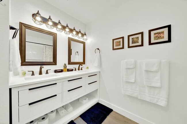 Building Photo - 5999 N Pinegrove Dr