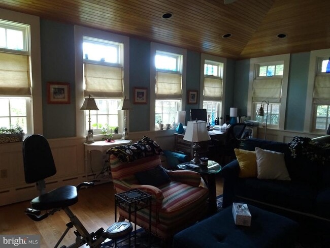 Building Photo - 411 Delaware St