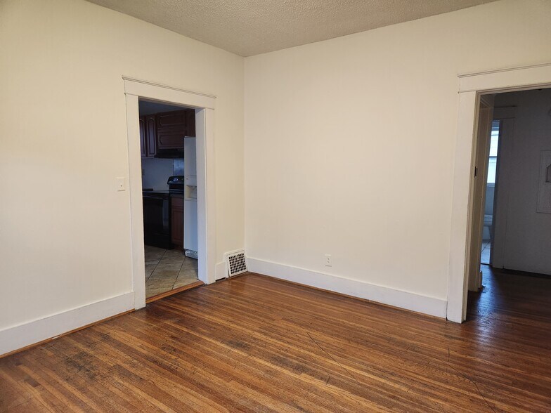 Building Photo - 416 10th Ave S
