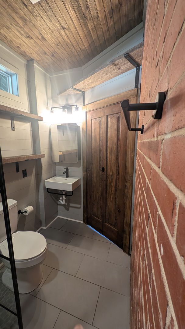 Building Photo - Completely remodeled Studio Home
