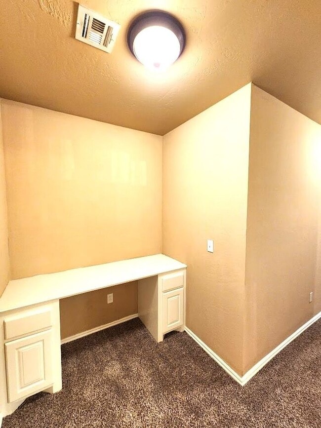 Building Photo - 4 Bed 2 Bath 2 Car Garage Executive Duplex in the Oxford Park Addition