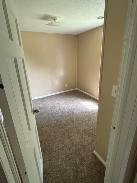 Building Photo - 338 W 17th St