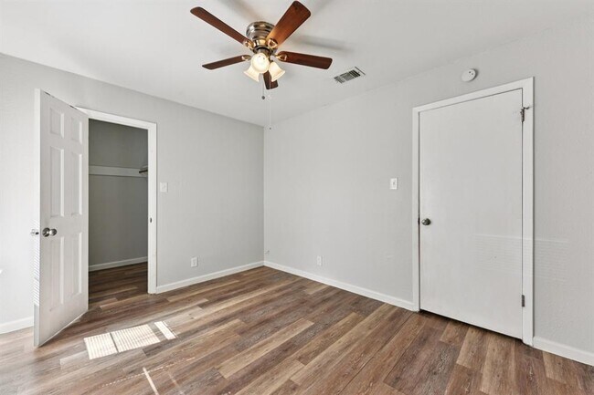 Building Photo - 1210 Southport Dr