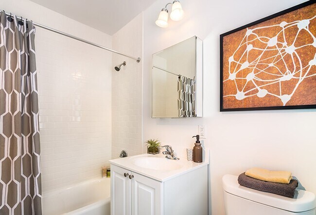 Building Photo - Brookline 2 Bed – Heat Included – In-Unit Laundry – No Fee – 8/5