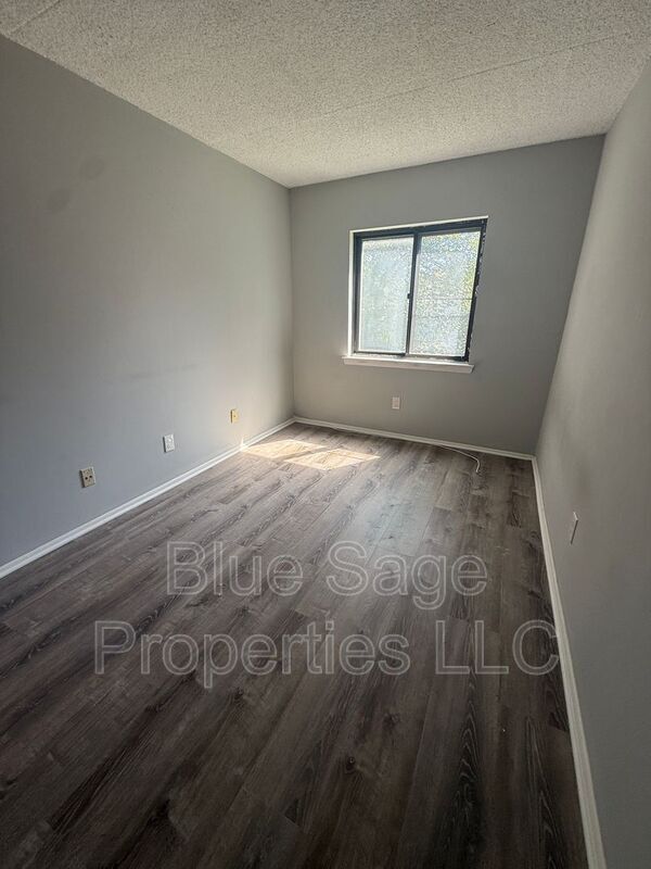 Building Photo - 722A Putnam Blvd