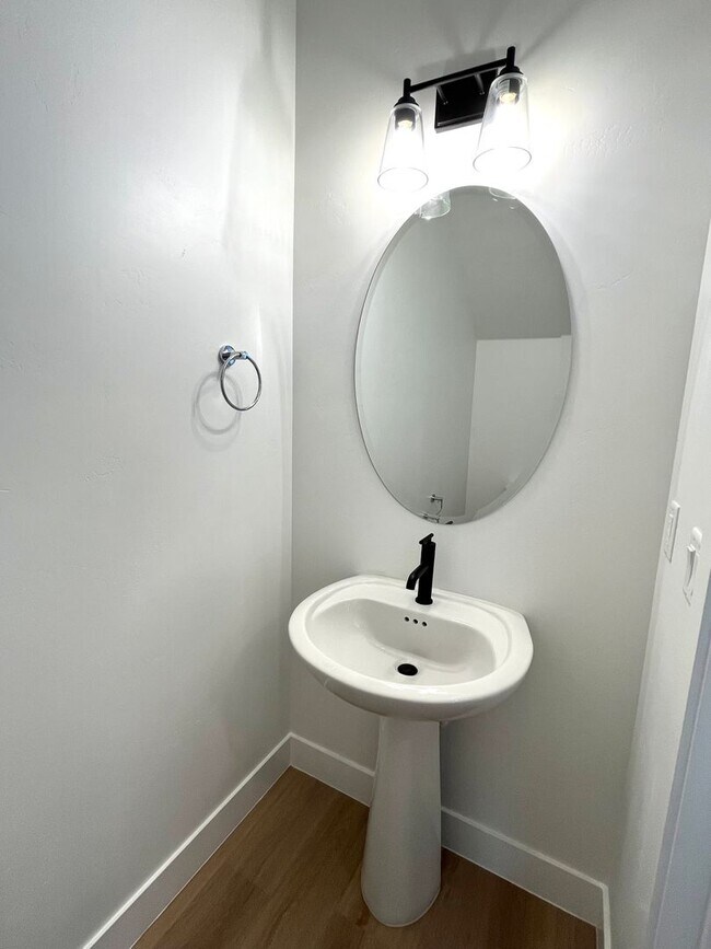 Building Photo - Townhome in Woodland Estates - Pool Access