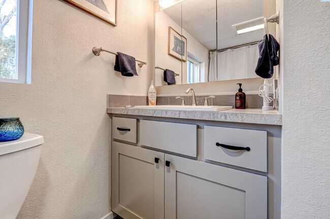 Building Photo - Large Shop w/Oversized Roll Up Doors and P...