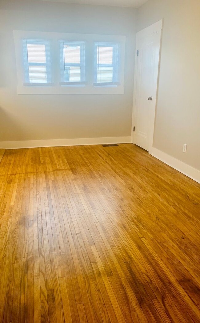 Building Photo - Newley Renovated 4BR - 2BA - South Campus!