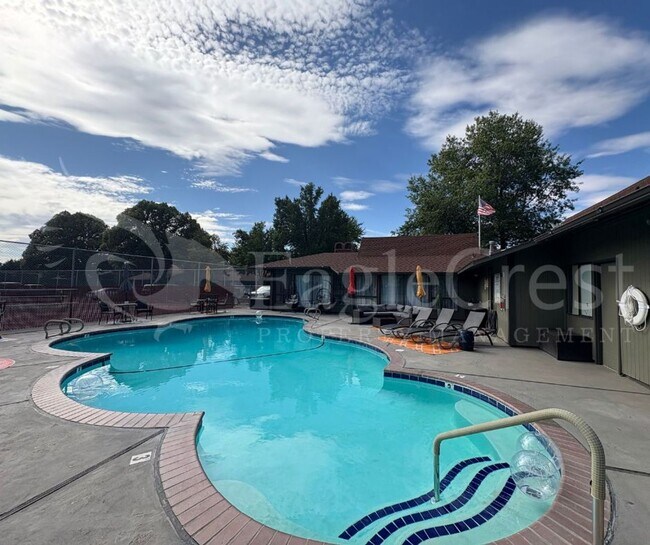 Building Photo - Three Bedroom Townhome Near Country Club G...