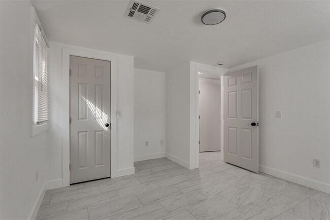 Building Photo - 2421 NW 18th St