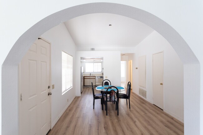 Building Photo - 505 S Farrell Dr