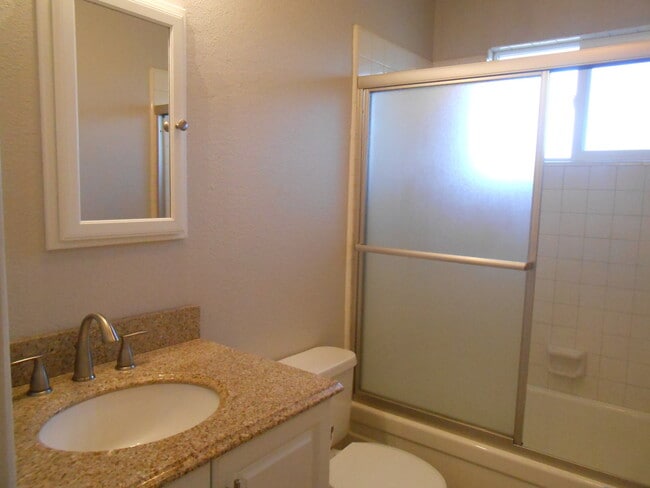 Building Photo - 3 Bedroom Home On Placer, Parking Pad Behi...