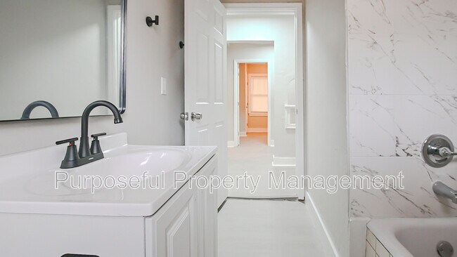 Building Photo - 2201 Glen Ellyn St