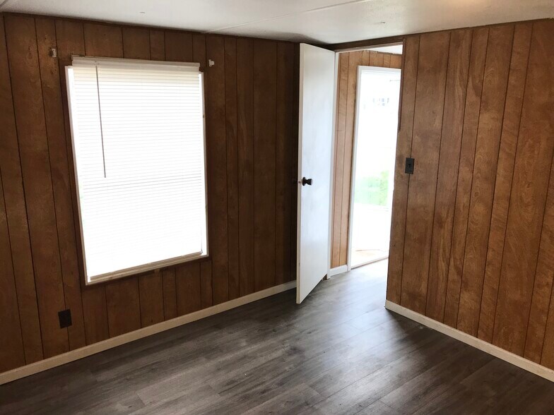 Master bedroom - 4818 Ridgecrest Rd