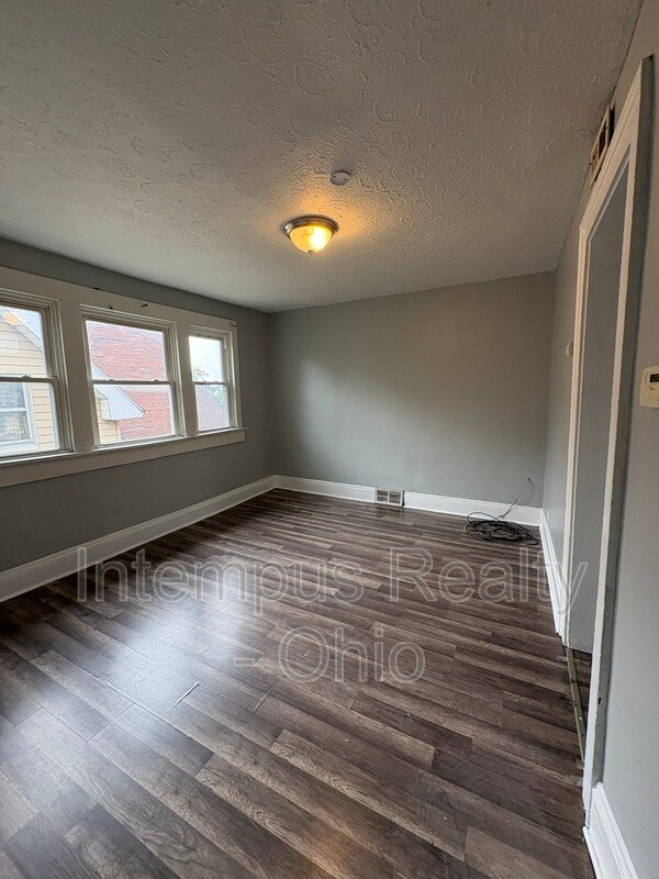 Building Photo - 942 Eddy Rd
