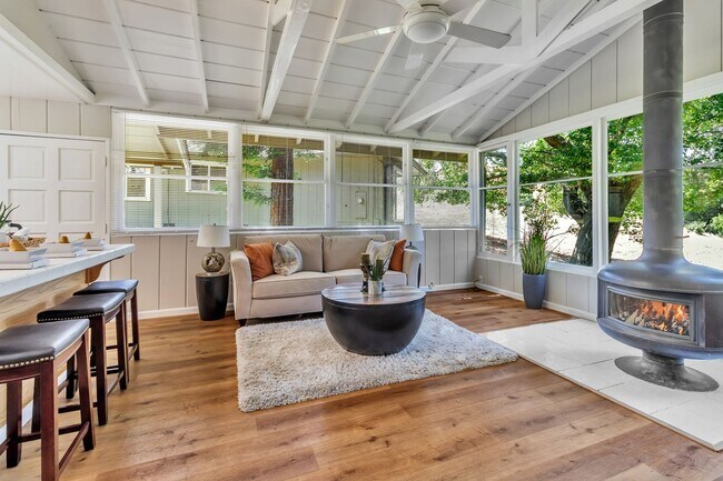 Building Photo - Welcome to Refined Country Living in Los G...