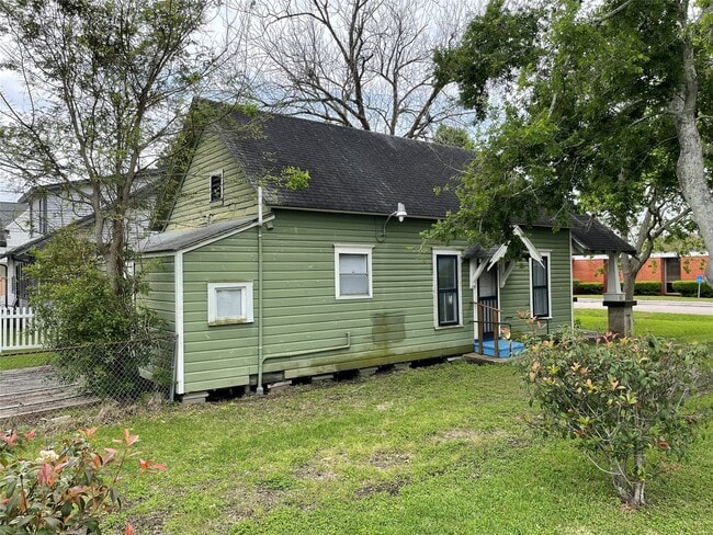 Building Photo - 207 S 1st St