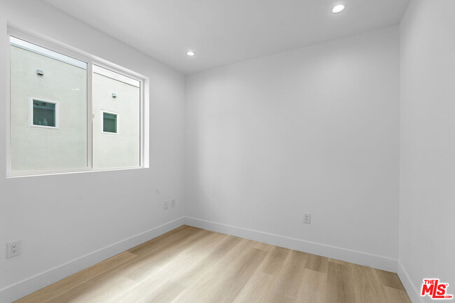 Building Photo - 10742 Hortense St
