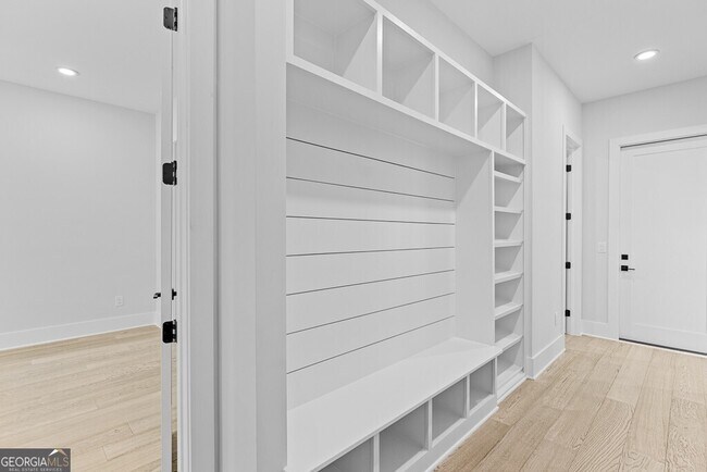 Building Photo - 555 Versailles Dr