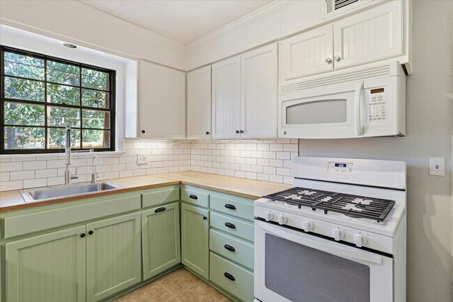 Building Photo - 2 Bedroom 2 Bath located in Northeast Jackson