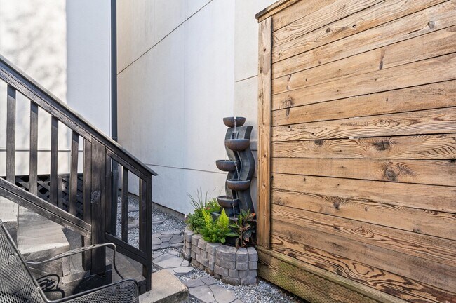 Building Photo - 1139 W 21st St