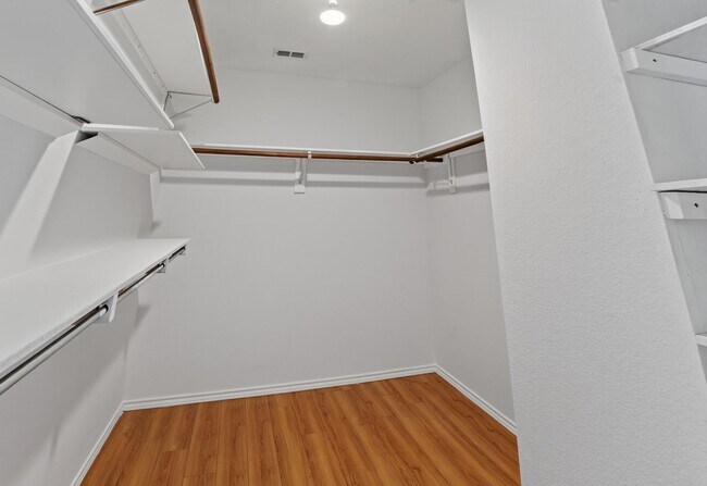 Building Photo - 5-bedroom, 3 bathrooms House for Rent