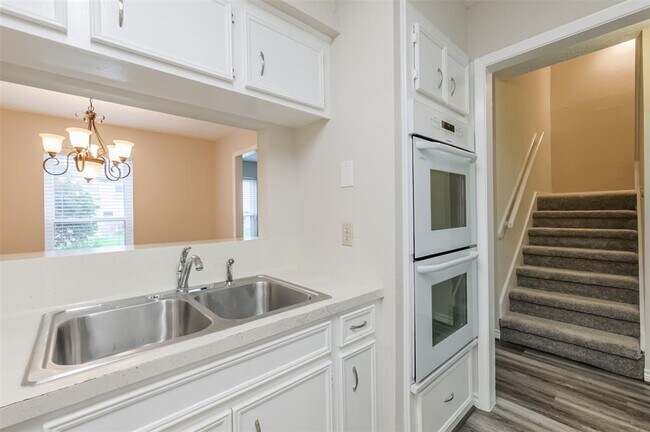 Building Photo - 3004 Beecave Dr