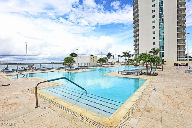 Building Photo - 3000 Oasis Grand Blvd