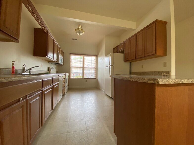 Building Photo - 106 Amber Ln