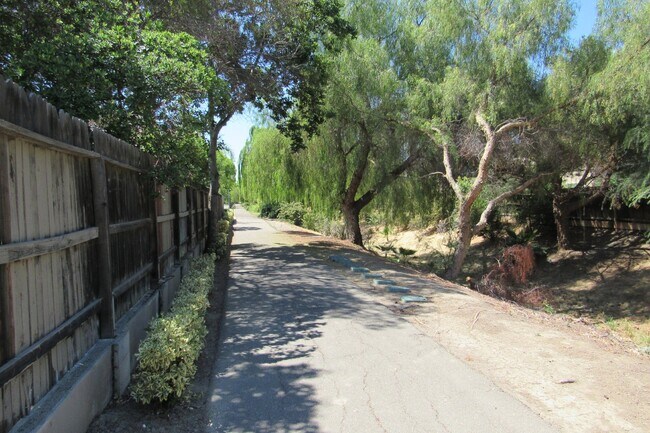 Building Photo - Beautiful 4 Bed/3 Bath Tracy Home with Pool and Fresh Paint