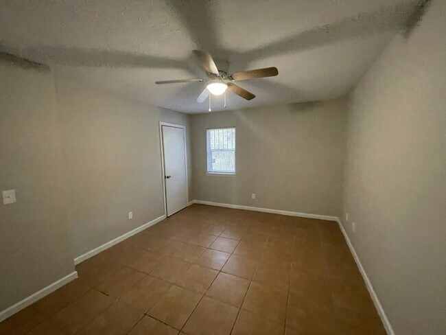 Building Photo - 2118 Thousand Oaks Dr