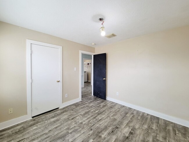 Building Photo - Welcome to this beautifully maintained home offering flexible living with 4/5 spacious bedrooms a...