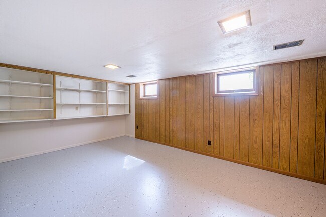 Building Photo - Beautiful 2Bed 1Bath Bloomington Twin Home...