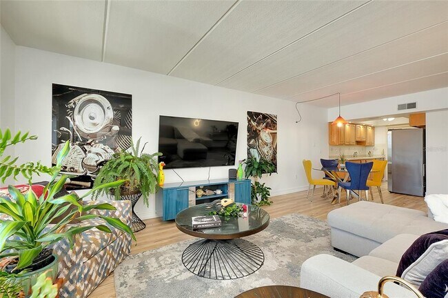 Building Photo - 3806 Gulf of Mexico Dr