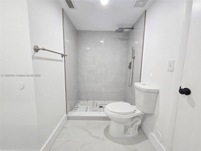 Building Photo - 2831 N Oakland Forest Dr
