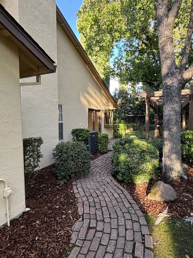 Building Photo - 34 Alvares Ct