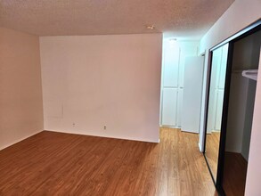 Building Photo - Charming Studio Apartment in Beverly Hills...