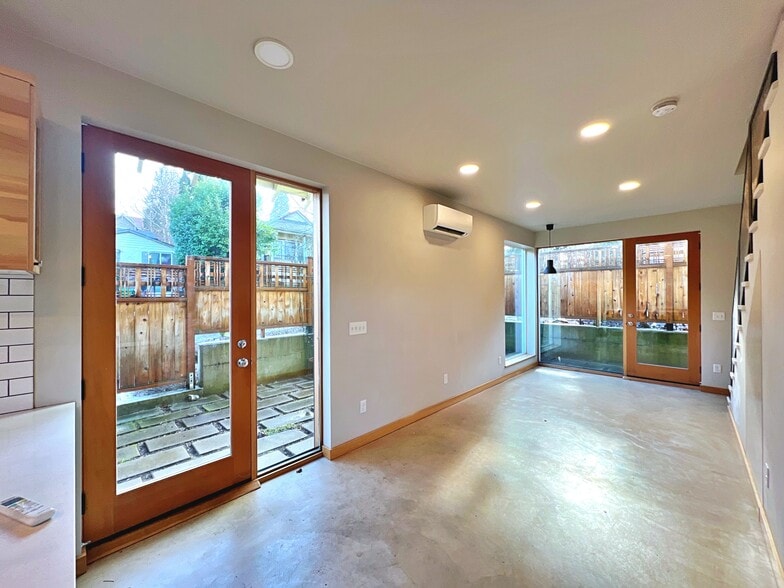Building Photo - 417 SE 19th Ave