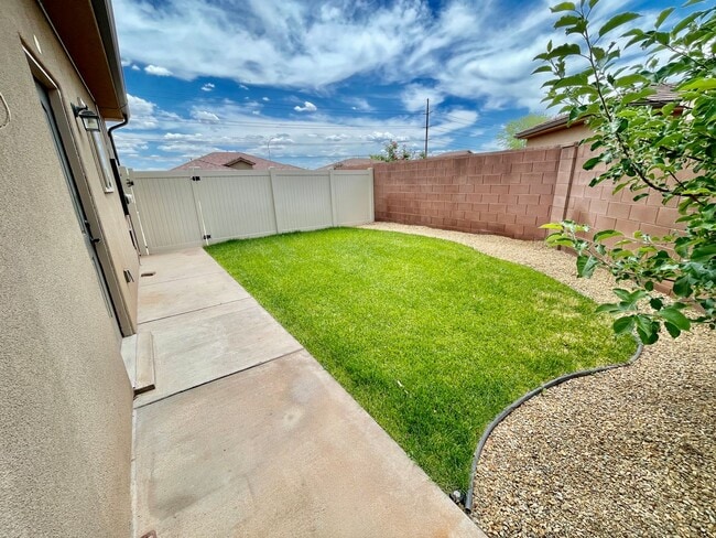 Building Photo - Pet-Friendly Three Bedroom Home in Riversi...
