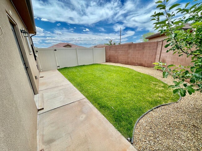 Building Photo - Pet-Friendly Three Bedroom Home in Riverside Heights