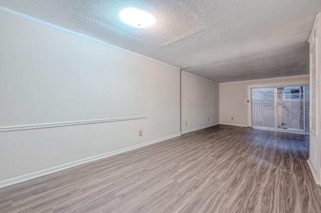 Building Photo - 8450 Ariel St
