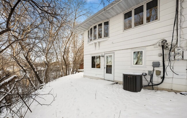 Building Photo - Nicely remodeled side by side duplex 3-Bed Home with Gleaming Hardwood Floors & New carpet in Hop...