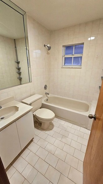 Building Photo - 5431 SW 143rd Ave