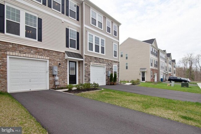 Building Photo - 136 Solara Dr
