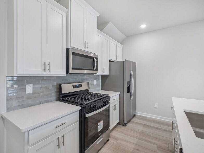 Building Photo - 710 Southland Dr