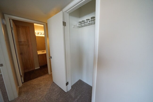 Building Photo - Beautiful 2 bed 2 bath upstairs unit in gated community.