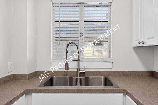 Building Photo - 2761 St Johns Ave