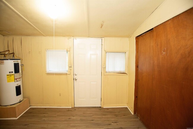 Building Photo - 1303 Division St