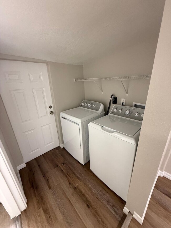 Building Photo - Renovated 2 bedroom, 2 bathroom duplex in ...
