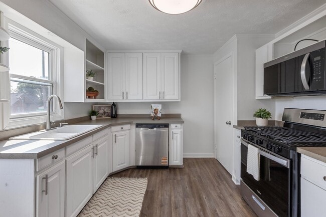 Building Photo - Benson Beauty!